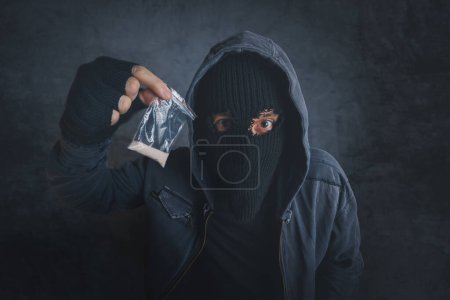 Foto de Traficante de drogas que ofrece sustancias estupefacientes a adictos en la calle - Imagen libre de derechos