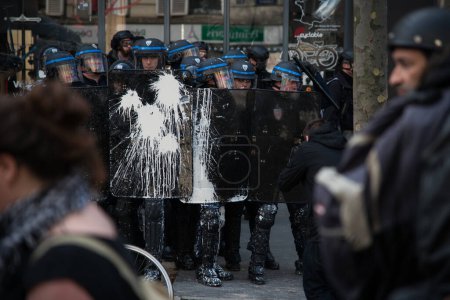 Foto de Francia, París - 5 de abril de 2016: estallan enfrentamientos entre policías antidisturbios y manifestantes en París. Estudiantes de secundaria se manifiestan por quinto día en contra de las reformas laborales planificadas por el gobierno - Imagen libre de derechos
