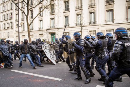 Téléchargez les photos : France, Paris - 5 avril 2016 : Des affrontements éclatent entre policiers antiémeutes et manifestants à Paris. Les lycéens manifestent contre les réformes du droit du travail prévues par le gouvernement pour le cinquième jour - en image libre de droit