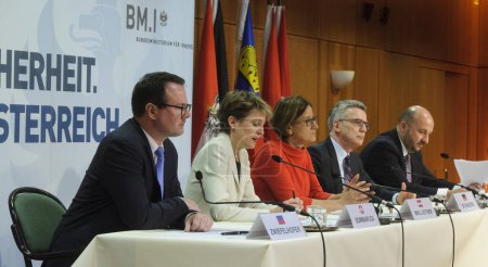 Téléchargez les photos : AUTRICHE, Vienne : Conférence de presse après la réunion du 5 avril 2016 à Vienne. - en image libre de droit
