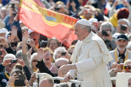Foto de Vaticano - 9 de abril de 2016: El Papa Francisco asiste a su audiencia jubilar en la Plaza de San Pedro en el Vaticano - Imagen libre de derechos