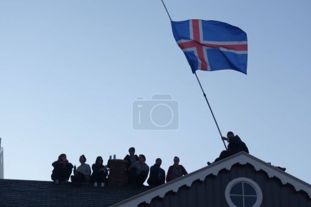 Foto de ISLANDIA, Reikiavik: Miles de personas se reúnen en Reikiavik, Islandia, el 4 de abril de 2016 - Imagen libre de derechos