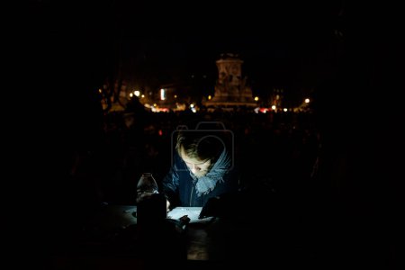 Téléchargez les photos : Manifestation bondée "Nuit Debout" à Paris France - en image libre de droit