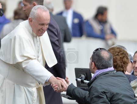 Téléchargez les photos : Vatican - 9 avril 2016 : Le pape François assiste à son audience jubilaire sur la place Saint-Pierre au Vatican - en image libre de droit