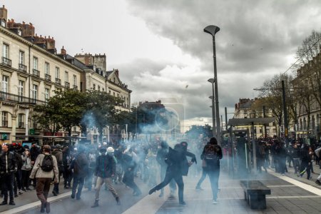 Téléchargez les photos : FRANCE, Nantes : Manifestation du 9 avril 2016 à Nantes, dans l'ouest de la France, contre les réformes du droit du travail proposées par le gouvernement français. - en image libre de droit
