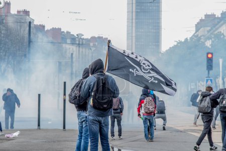Téléchargez les photos : FRANCE, Nantes : Manifestation du 9 avril 2016 à Nantes, dans l'ouest de la France, contre les réformes du droit du travail proposées par le gouvernement français. - en image libre de droit