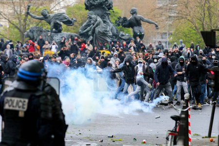 Téléchargez les photos : Manifestations populaires lors d'une manifestation ouvrière à Paris France - en image libre de droit