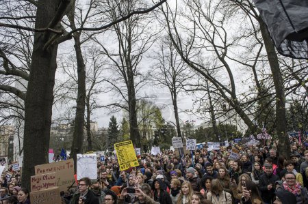 Téléchargez les photos : POLOGNE, Varsovie : Des gens assistent à une manifestation contre le gouvernement et contre l'avortement devant le parlement, le 9 avril 2016 à Varsovie - en image libre de droit