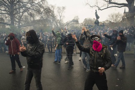 Téléchargez les photos : FRANCE, Paris : Des manifestants se rassemblent lors d'affrontements avec la police anti-émeute à l'issue d'une manifestation contre les réformes du travail planifiées, à Paris, en France, le 9 avril 2016. - en image libre de droit