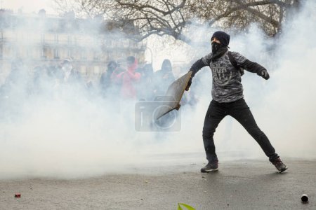 Téléchargez les photos : FRANCE, Paris : Des manifestants se rassemblent lors d'affrontements avec la police anti-émeute à l'issue d'une manifestation contre les réformes du travail planifiées, à Paris, en France, le 9 avril 2016. - en image libre de droit