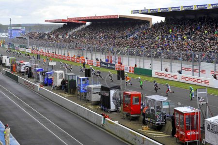 Téléchargez les photos : FRANCE, Le Mans : Les pilotes prennent le départ de la course d'endurance des 24 Heures du Mans sur la piste de Bugatti au Mans, France, le 9 avril 2016. - en image libre de droit