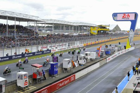 Téléchargez les photos : FRANCE, Le Mans : Les pilotes prennent le départ de la course d'endurance des 24 Heures du Mans sur la piste de Bugatti au Mans, France, le 9 avril 2016. - en image libre de droit