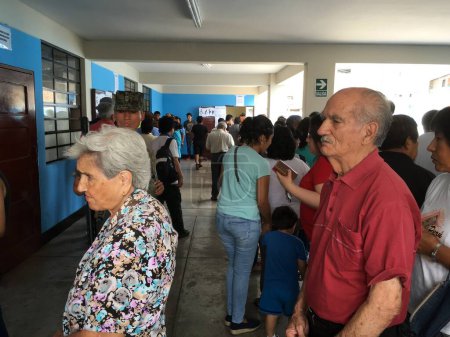 Téléchargez les photos : PERU, Lima : Tens of citizens await up to vote at a polling station during the presidential elections in Lima on April 10, 2016. - en image libre de droit