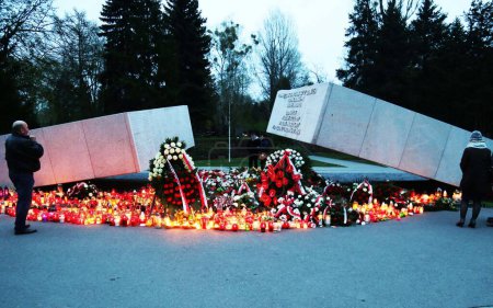 Foto de POLAND, Warsaw: Flowers are seen at the Slomensk monument at the commemoration ceremony of the Slomensk air crash at the Jozefa Oblubieca church in Warsaw, Poland on April 10, 2016 - Imagen libre de derechos