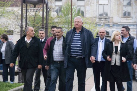 Téléchargez les photos : SERBIE, Vrsac : L'ancien vice-Premier ministre serbe Vojislav Seselj, qui a été jugé par le Tribunal de La Haye, est vu devant un rassemblement à Vrsac le 10 avril 2016, dans le cadre de sa campagne électorale en Serbie. - en image libre de droit