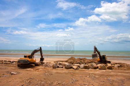 Téléchargez les photos : Excavatrice sur la côte de la mer - en image libre de droit