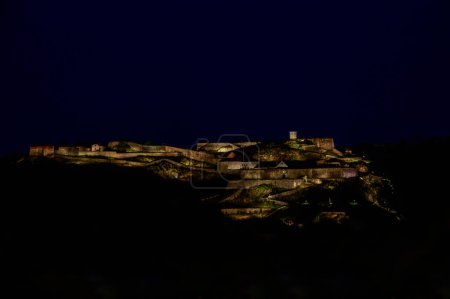 Téléchargez les photos : Château de Fredriksten Dans la ville de Halden la nuit - en image libre de droit