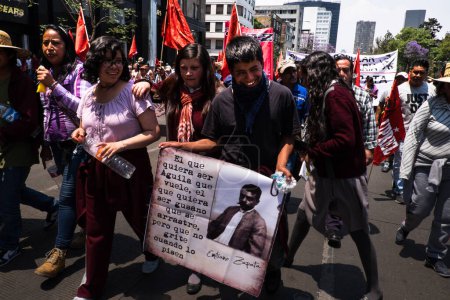 Téléchargez les photos : MEXIQUE, Mexico : Des centaines de personnes défilent à travers Mexico le 11 avril 2016, le lendemain de l'anniversaire de la mort révolutionnaire d'Emiliano Zapata, pour attirer l'attention sur les désirs de plusieurs communautés autochtones - en image libre de droit