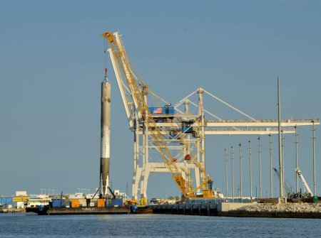Téléchargez les photos : USA, Port Canaveral : Des morceaux de l'épave de SpaceX Falcon 9 sont vus sur le drone Bien sûr que je t'aime toujours amarré à Port Canaveral le 8 mars 2016 - en image libre de droit