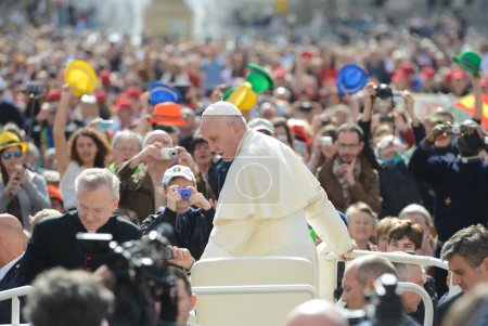 Téléchargez les photos : VATICAN, Rome : Une foule regarde le Pape François monter dans le Pape Mobile lors de son audience générale hebdomadaire sur la place Saint-Pierre, au Vatican, le 13 avril 2016 - en image libre de droit