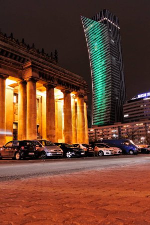 Foto de Varsovia de noche. Ciudad con edificios modernos y antiguos - Imagen libre de derechos