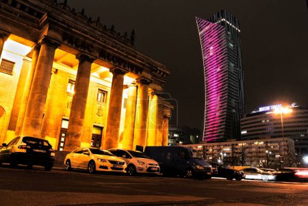 Téléchargez les photos : Varsovie la nuit. Ville avec des bâtiments modernes et anciens - en image libre de droit