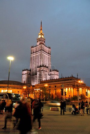 Téléchargez les photos : Varsovie la nuit. Ville avec des bâtiments modernes et anciens - en image libre de droit