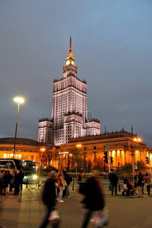 Foto de Varsovia de noche. Ciudad con edificios modernos y antiguos - Imagen libre de derechos