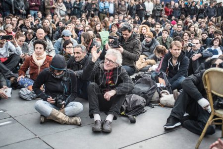 Téléchargez les photos : FRANCE, Paris : Des centaines de militants du mouvement Nuit Debout ou Soirée debout tiennent une assemblée générale pour voter sur l'évolution du mouvement à la Place de la République à Paris le 4 avril 2016 - en image libre de droit