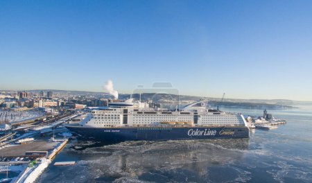 Téléchargez les photos : Colur Fantasy cruise boat in harbor - en image libre de droit