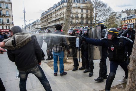 Foto de Manifestaciones masivas durante la manifestación laboral en París Francia - Imagen libre de derechos