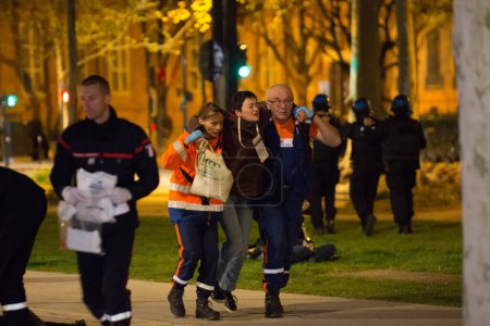 Téléchargez les photos : FRANCE, Toulouse : Des civils, du personnel médical, des pompiers et des secouristes participent à un exercice de simulation d'attentat terroriste au stade de Toulouse le 14 avril 2016 dans le cadre de l'Euro 2016. - en image libre de droit