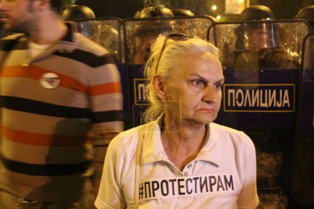Foto de MACEDONIA, Skopje: las protestas en la capital se habían vuelto violentas, cuando los manifestantes saquearon las oficinas utilizadas por el equipo del presidente Gjorge Ivanov y prendieron fuego a los muebles. abril 12, 2016 - Imagen libre de derechos