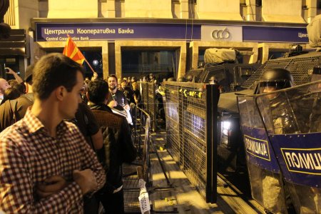 Téléchargez les photos : MACÉDOINE, Skopje : les manifestations dans la capitale sont devenues violentes, lorsque les manifestants ont saccagé les bureaux utilisés par l'équipe du président Gjorge Ivanov et incendié les meubles. 12 avril 2016 - en image libre de droit