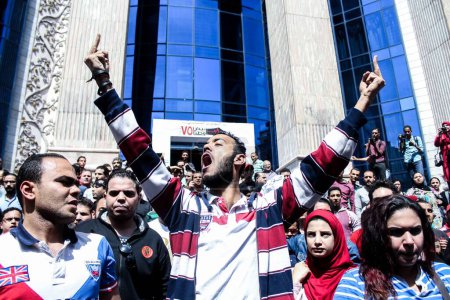 Téléchargez les photos : EGYPTE, Caire : Des milliers de manifestants se rassemblent devant le Syndicat des journalistes au Caire le 15 avril 2016 - en image libre de droit