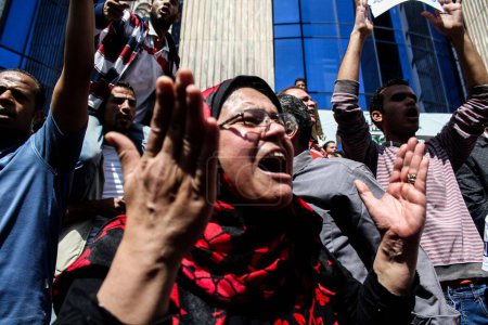 Foto de EGIPTO, El Cairo: Manifestantes claman mientras miles se manifiestan frente al Sindicato de Periodistas en El Cairo el 15 de abril de 2016 - Imagen libre de derechos