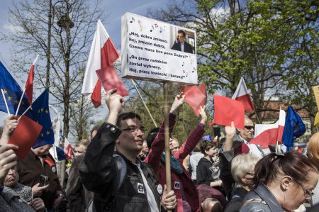 Téléchargez les photos : POLOGNE, Varsovie : Des manifestants agitent des drapeaux et des banderoles lors d'une manifestation à Varsovie, en Pologne, contre la nouvelle loi sur la police et la loi sur la surveillance de l'État le 16 avril 2016. - en image libre de droit