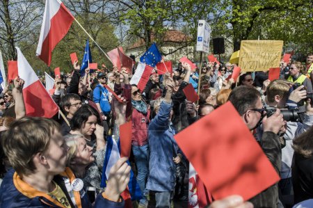 Foto de POLONIA, Varsovia: Manifestantes ondean banderas y pancartas durante una protesta en Varsovia, Polonia contra la nueva Ley de Policía y la Ley de Vigilancia del Estado el 16 de abril de 2016. - Imagen libre de derechos