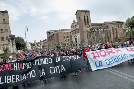 Foto de ITALIA, Roma: Manifestantes sostienen pancartas durante una manifestación, convocada por los Movimientos por el Derecho a la Vivienda, para protestar contra los desalojos forzosos de viviendas y para pedir el derecho a la vivienda en Roma, Italia, el 16 de abril de 2016 - Imagen libre de derechos