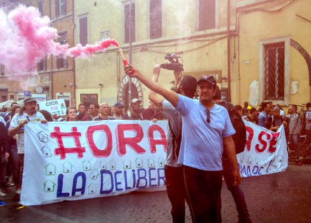 Téléchargez les photos : ITALIE, Rome : Des manifestants tiennent des banderoles lors d'une manifestation, appelée par les mouvements pour le droit au logement, pour protester contre les expulsions forcées de logements et demander le droit au logement à Rome, en Italie, le 16 avril 2016 - en image libre de droit