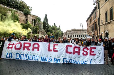 Foto de ITALIA, Roma: Manifestantes sostienen pancartas durante una manifestación, convocada por los Movimientos por el Derecho a la Vivienda, para protestar contra los desalojos forzosos de viviendas y para pedir el derecho a la vivienda en Roma, Italia, el 16 de abril de 2016 - Imagen libre de derechos