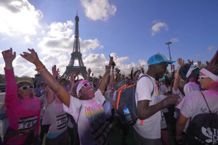 Foto de PARÍS, FRANCIA - 13 DE ABRIL DE 2014: Multitud de personas no identificadas en Color Run en las calles parisinas. The Color Run es una carrera divertida organizada en todo el mundo - Imagen libre de derechos