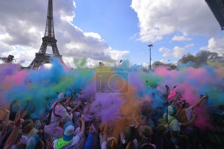 Téléchargez les photos : PARIS, FRANCE - 13 AVRIL 2014 : Des foules de personnes non identifiées à la Color Run dans les rues parisiennes. La Color Run est une course amusante organisée dans le monde entier - en image libre de droit
