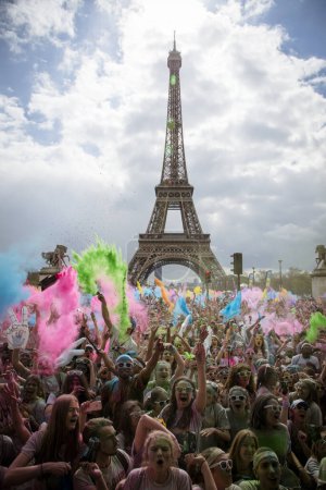 Téléchargez les photos : France : Un volontaire lance des pigments colorés sur les participants de la Color Run by Sephora à Paris le 17 avril 2016 - en image libre de droit