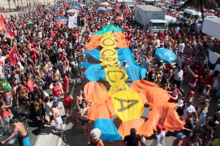 Foto de RIO DE JANEIRO, BRASIL - 13 de marzo de 2016: Más de un millón de manifestantes en la mayor protesta contra el gobierno y piden la destitución de la presidenta Dilma Rousseff - Imagen libre de derechos