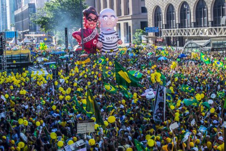 Foto de SAO PAULO, BRASIL - 13 de marzo de 2015: Grandes multitudes de personas protestan contra la corrupción brasileña y quieren la destitución de la presidenta Dilma Rousseff y la destitución de su partido político - Imagen libre de derechos