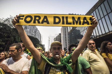 Téléchargez les photos : SAO PAULO, BRÉSIL - 13 MARS 2015 : De nombreuses personnes protestent contre la corruption brésilienne et veulent la destitution de la présidente Dilma Rousseff et la destitution de son parti politique - en image libre de droit