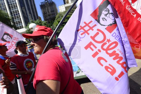 Téléchargez les photos : SAO PAULO, BRÉSIL - 13 MARS 2015 : De nombreuses personnes protestent contre la corruption brésilienne et veulent la destitution de la présidente Dilma Rousseff et la destitution de son parti politique - en image libre de droit