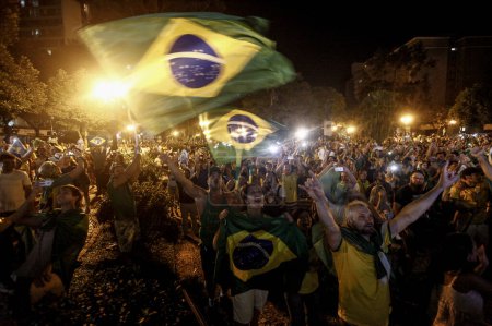 Foto de Sao Paulo, Brasil, 13 de marzo de 2016. El pueblo brasileño toma las calles para exigir la destitución de la presidenta Dilma, el arresto del expresidente Lula y la caída del PT, Partido de los Trabajadores, hundido en escándalos de corrupción - Imagen libre de derechos