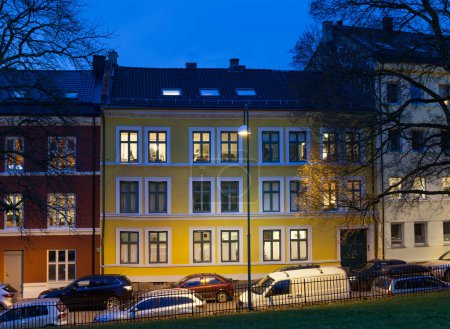 Téléchargez les photos : Danmarks gate 10 boucles de rue pendant la nuit - en image libre de droit